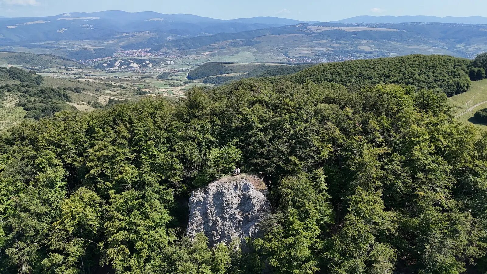 Parajd és a Só-szoros erdős tája légi felvételen