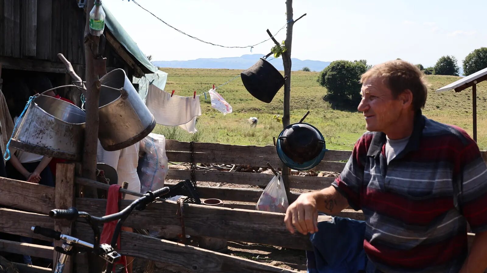 Helyi pásztor és vendégek találkozása egy hegyi esztenán