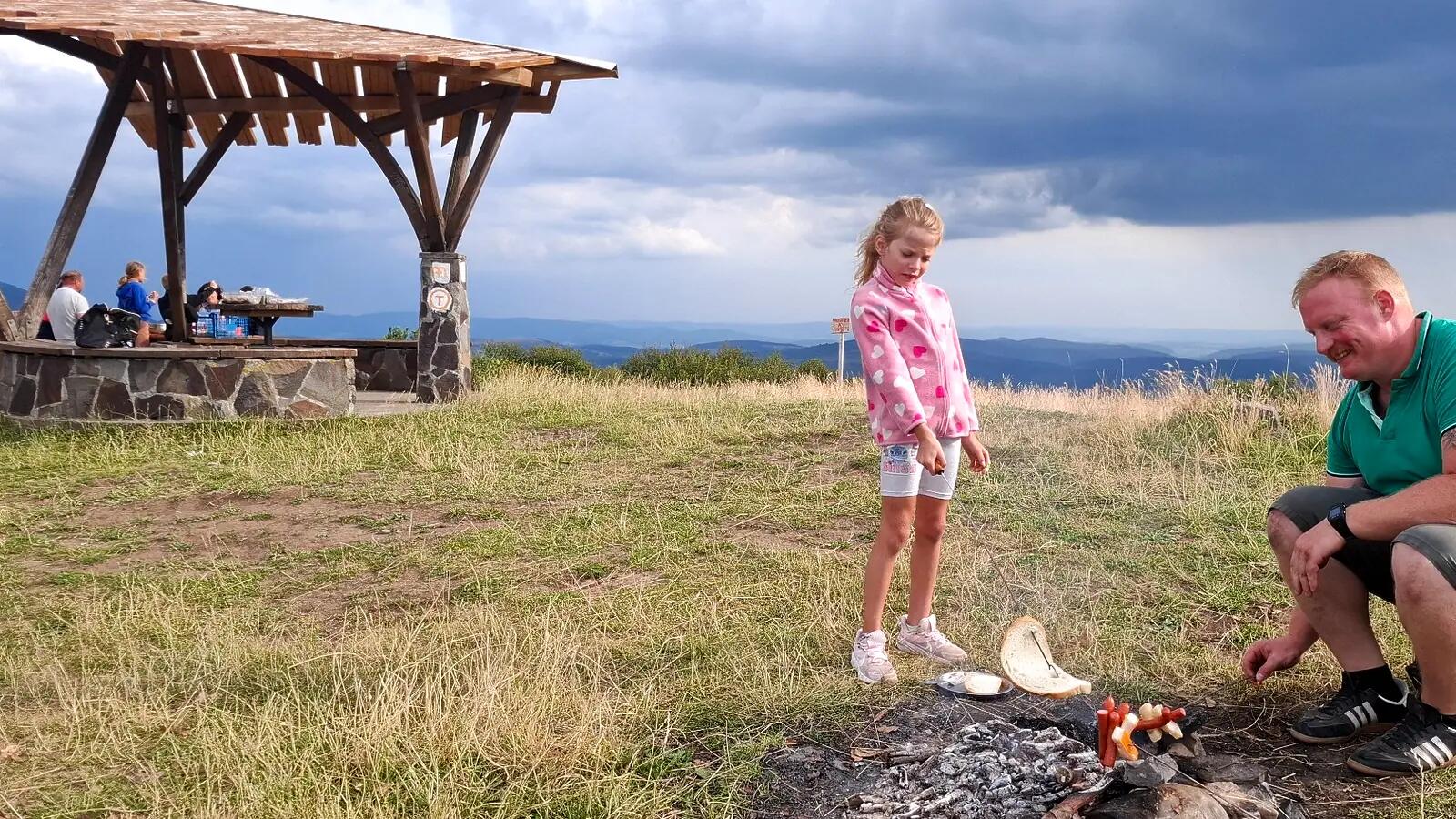 Családi szabadtéri sütögetés hegyi panorámával Sóvidéken