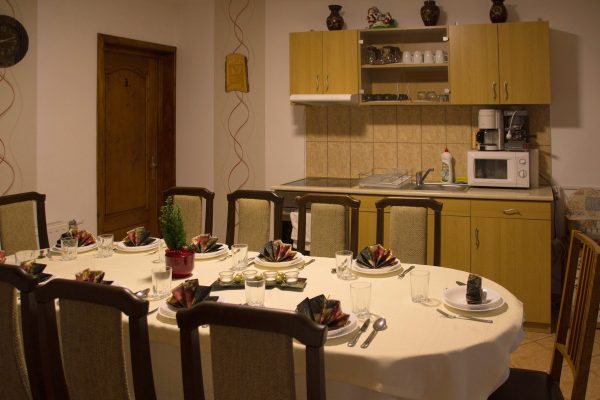 Közös konyha és étkező a Sóvidék Panzióban